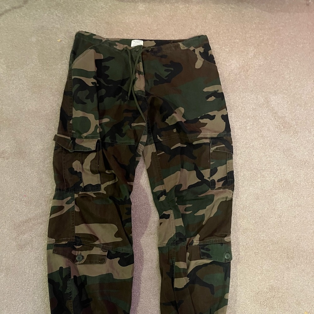 Urban outfitters cargo army pants. never worn. Size medium